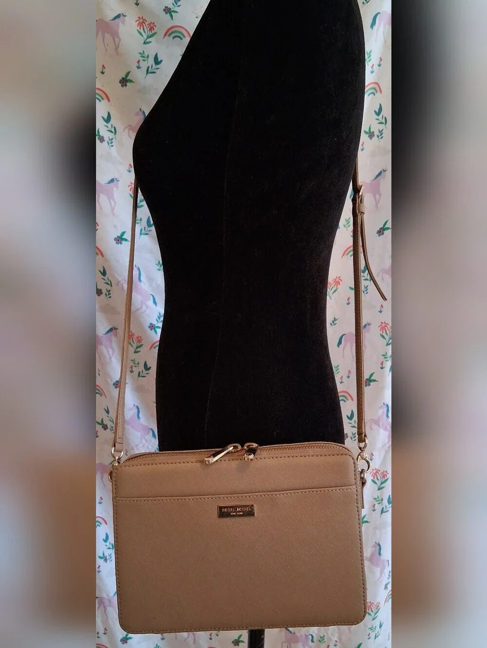 EUC Henri Bendel Tan Saffiano Leather Zip Around Casual Travel Wallet Purse Bag